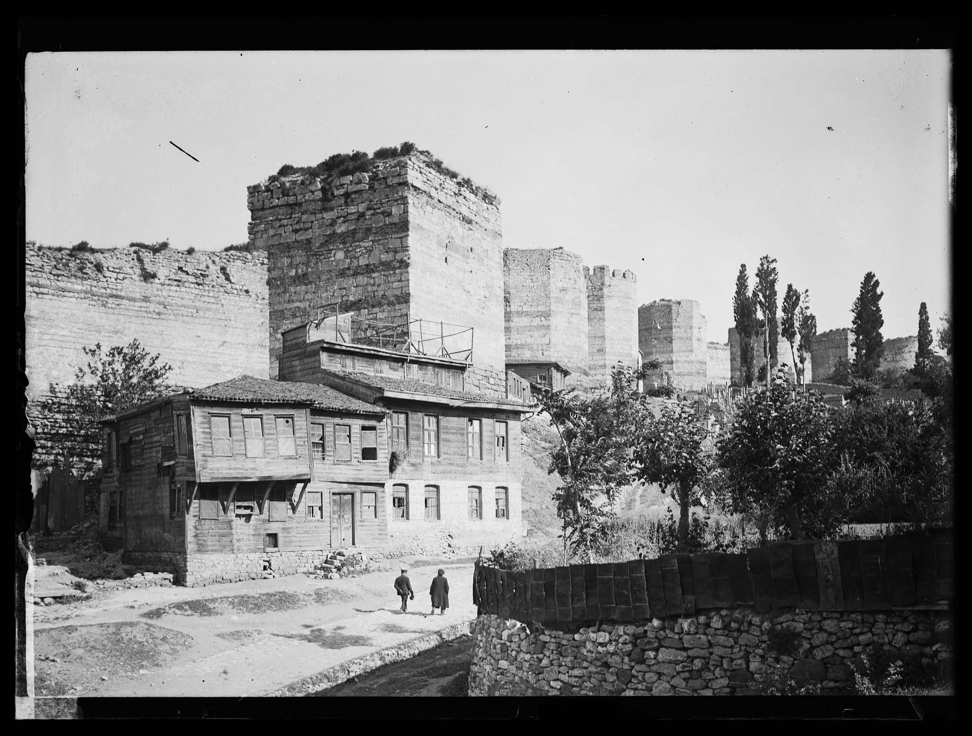 Tours et courtines, avec des maisons accolées